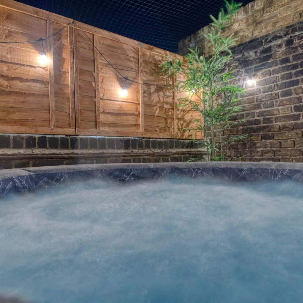 Photograph of London Putney High St - hot tub, rooftop & cinema