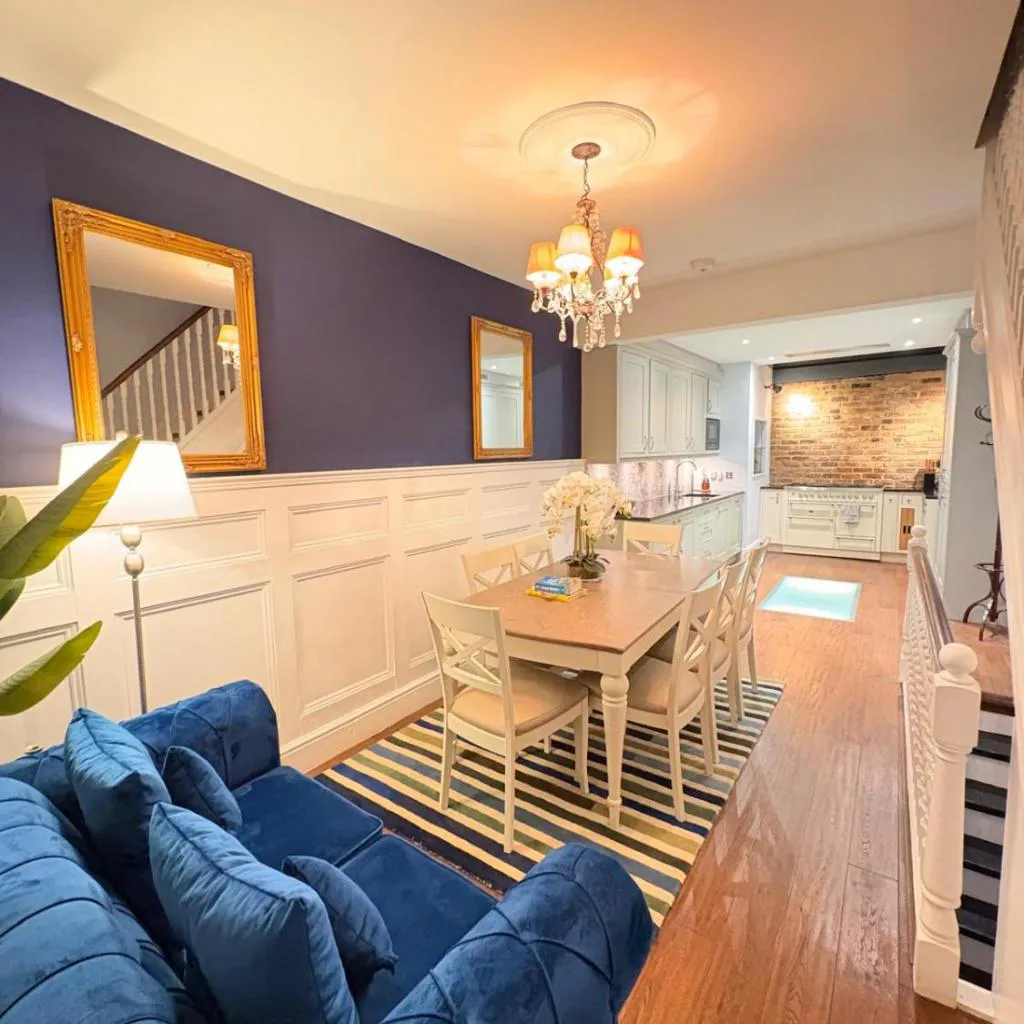 Photograph of Stunning 4 Bed Town House with Terrace in London