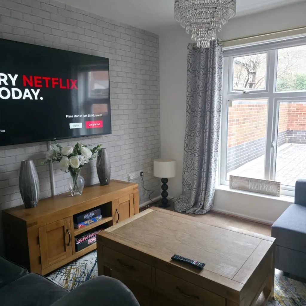 Photograph of Casa Havilah - Contractor House Manchester Sleeps 4 Parking