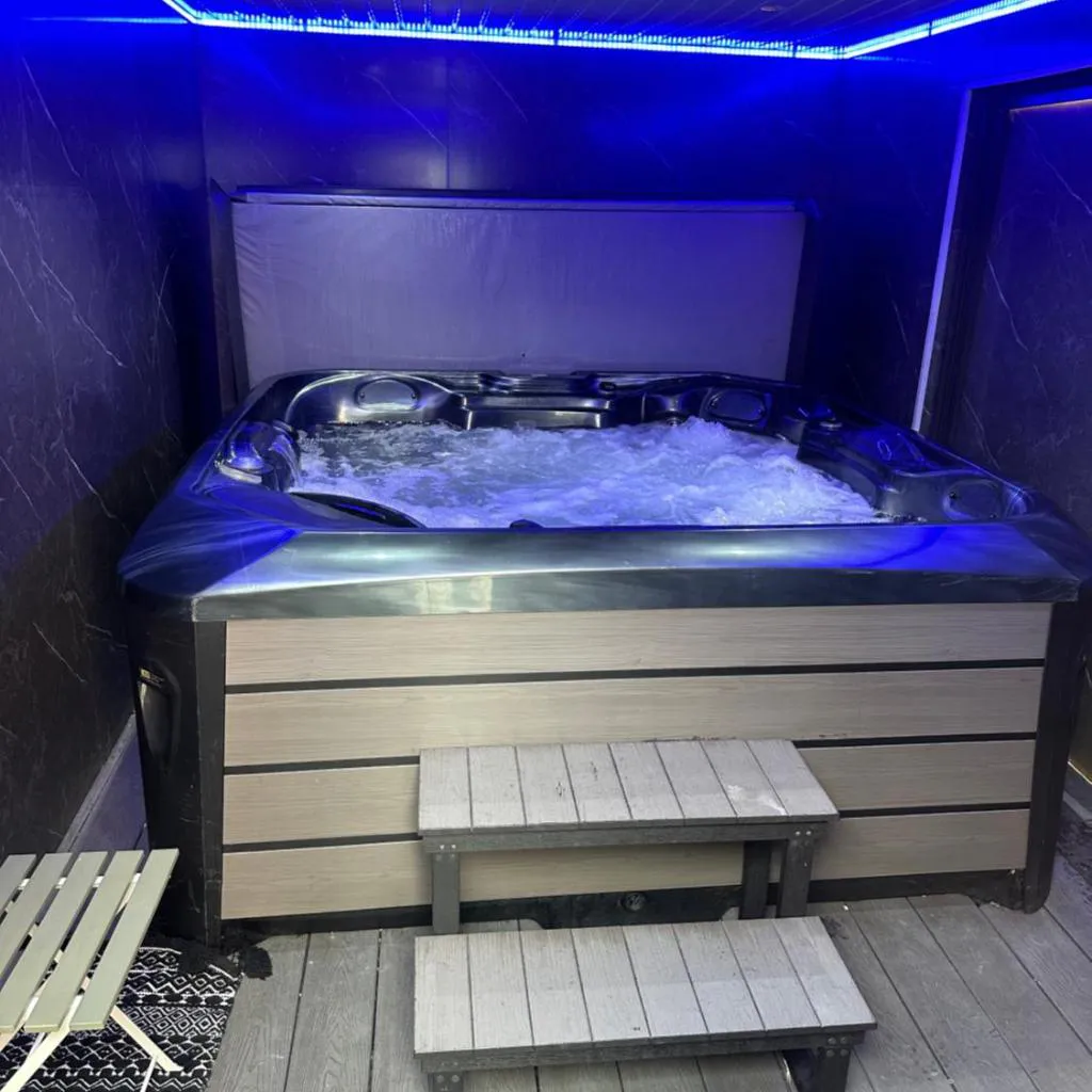 Photograph of Hot tub hideaway