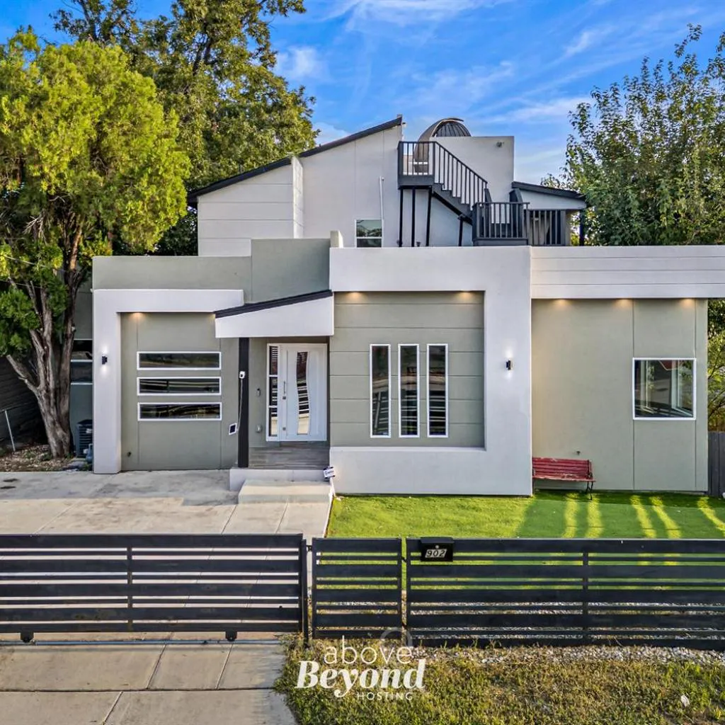 Photograph of Sprawling Home w Rooftop Spot