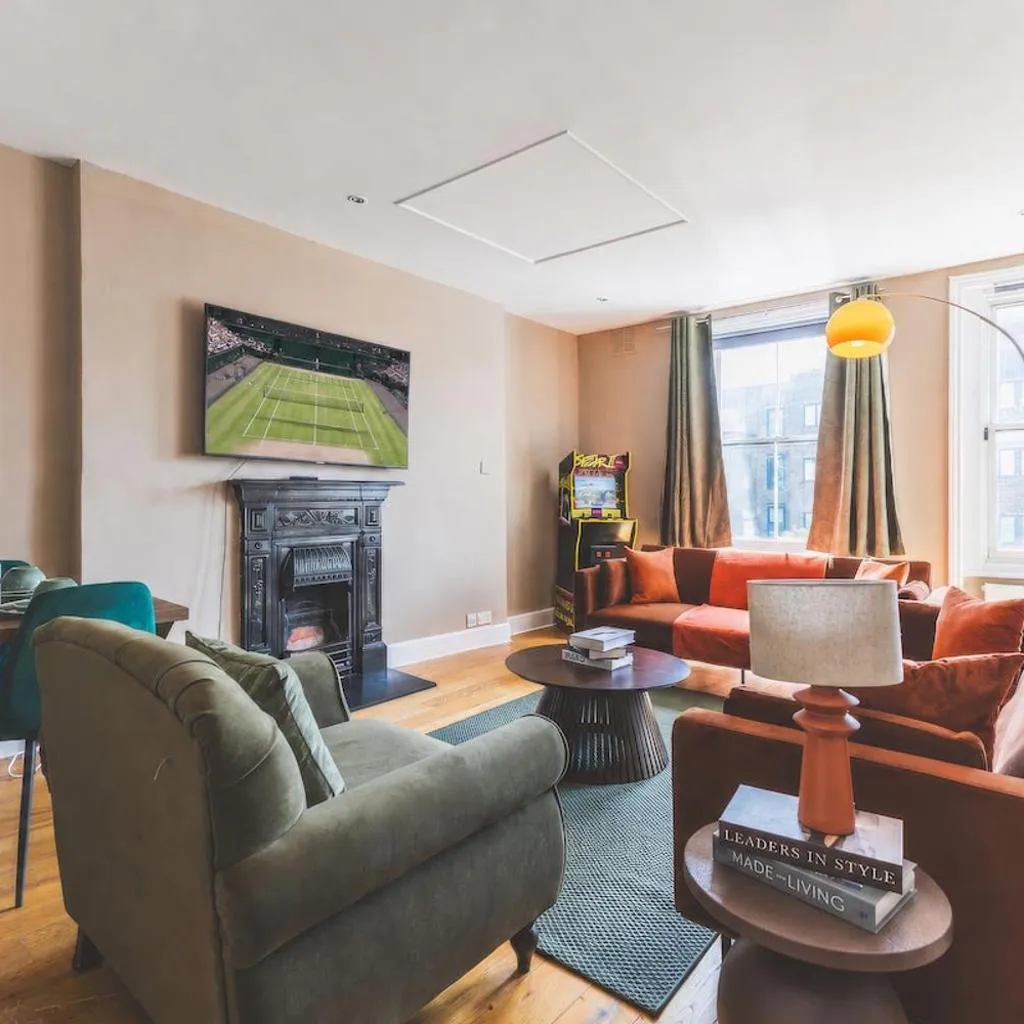 Photograph of Earls Court Station- HotTub, Arcade, Private Garden- Hosts 6