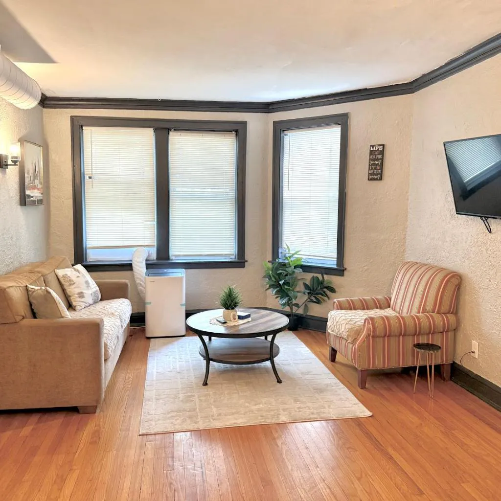 Photograph of Quiet 1BR, Eat-In Kitchen, Close to Midway