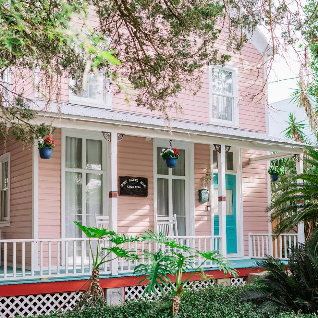 Photograph of NEW Entire 3BR House w Free Parking Walk Downtown