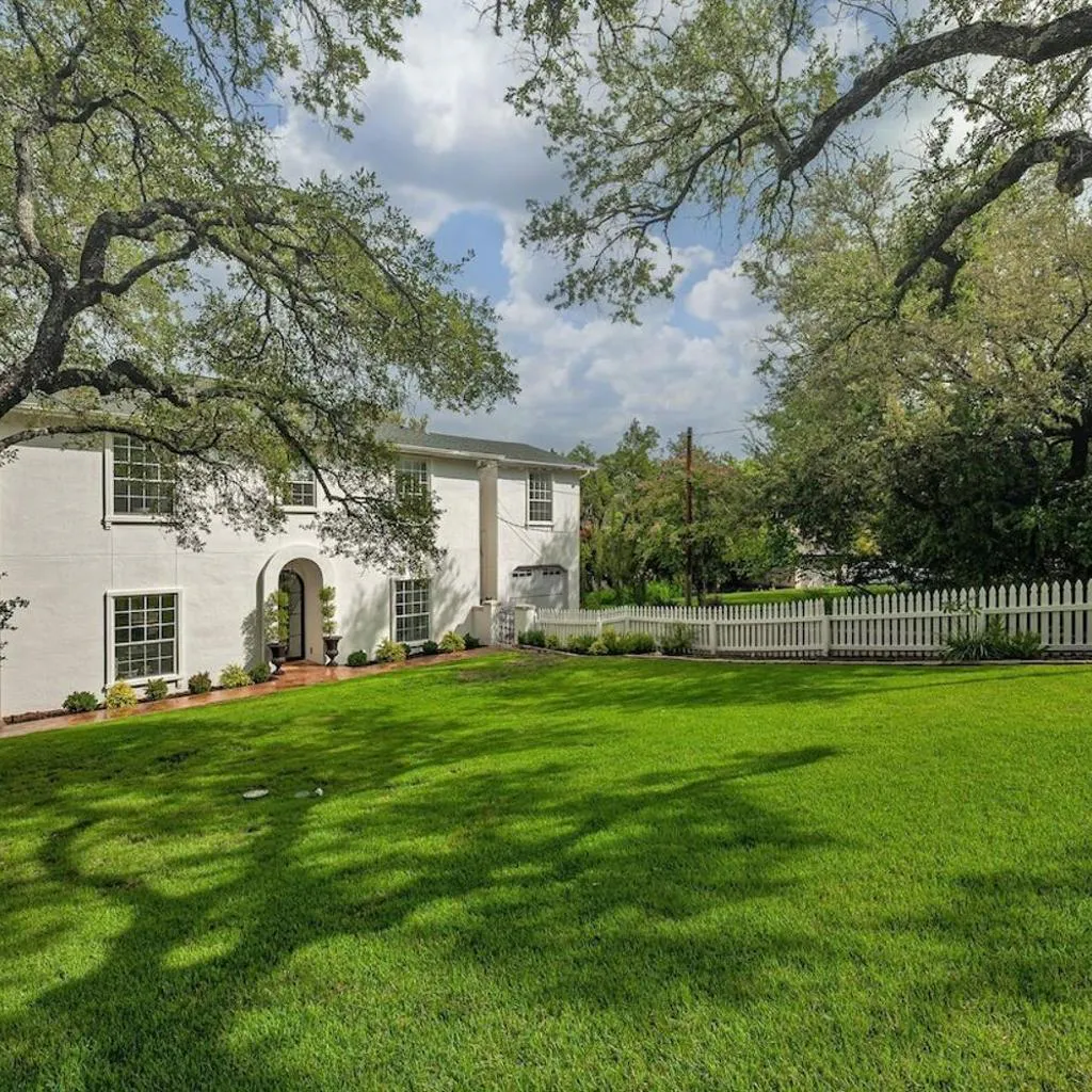 Photograph of Chateau Lake Austin