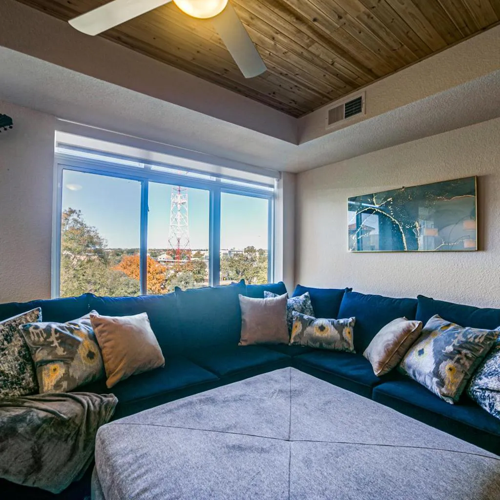 Photograph of Luxury Penthouse overlooking Riverwalk w Free Parking Pet Friendly Centrally Located on the Riverwalk