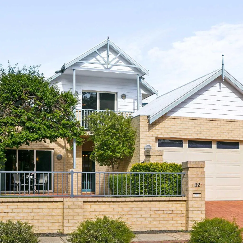 Photograph of Kingsley Lake House - Family Home with 3 Lounges