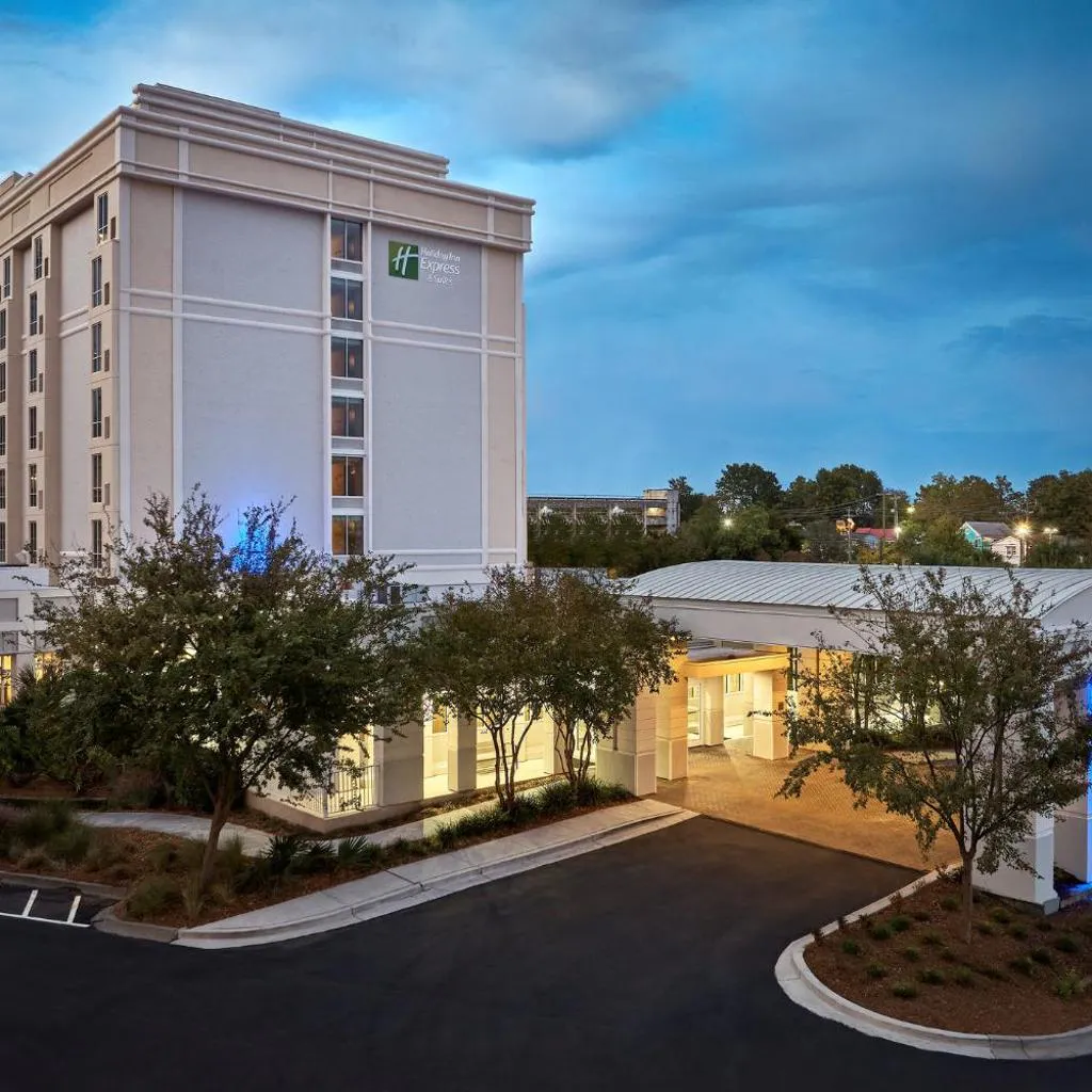 Photograph of Holiday Inn Express & Suites Charleston DWTN - Medical CTR by IHG