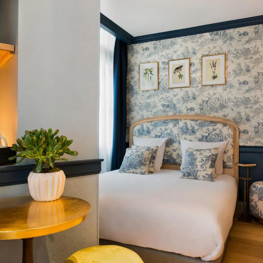 Photograph of Hotel de Neuve by Happyculture