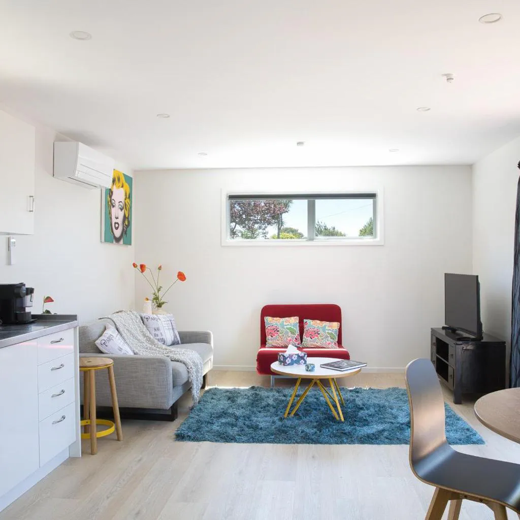 Photograph of Classy Modern Unit close to Airport, Shops and Bus