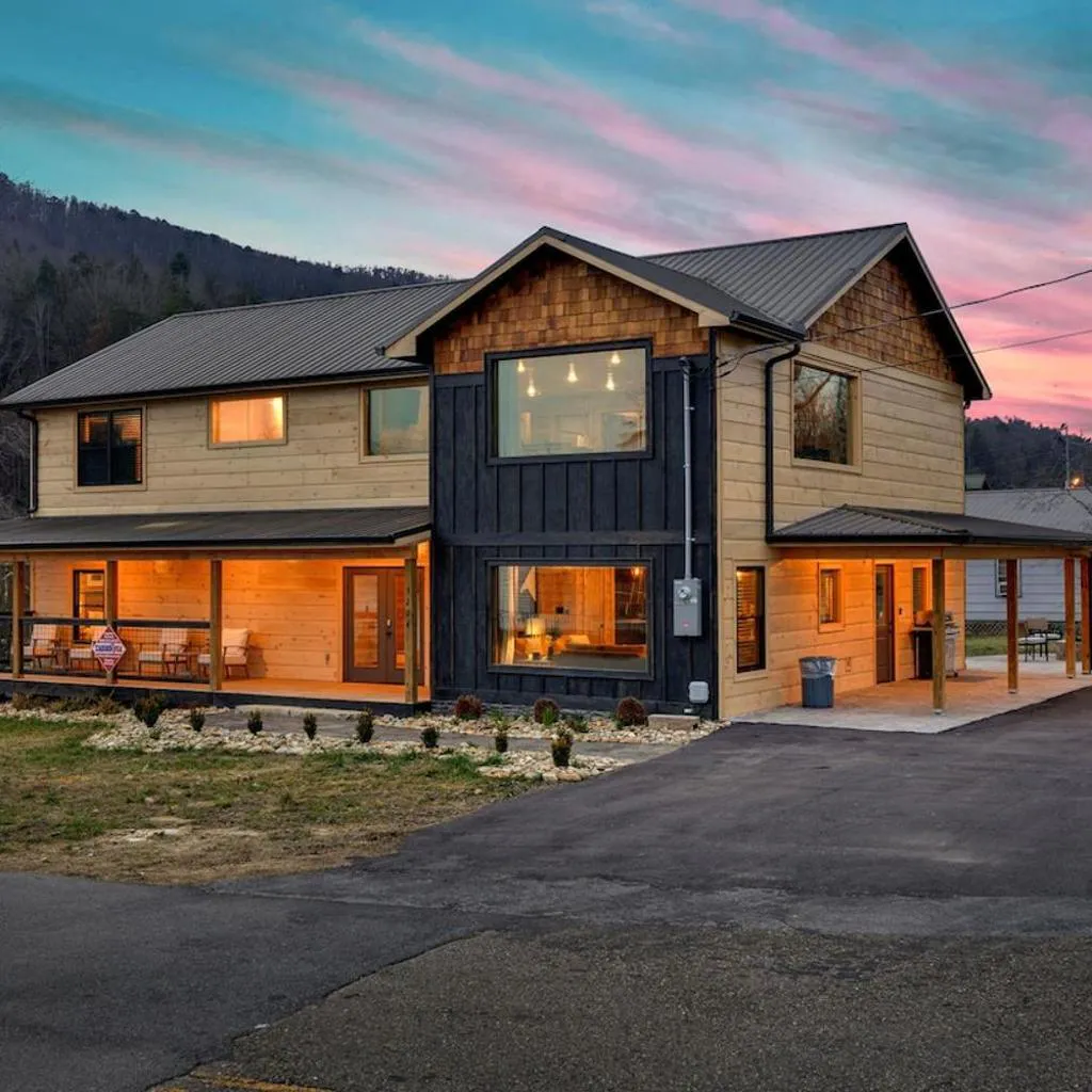 Photograph of Honeybear Hideaways - Luxury Cozy Cabin with Theater, Game Room and Hot Tub