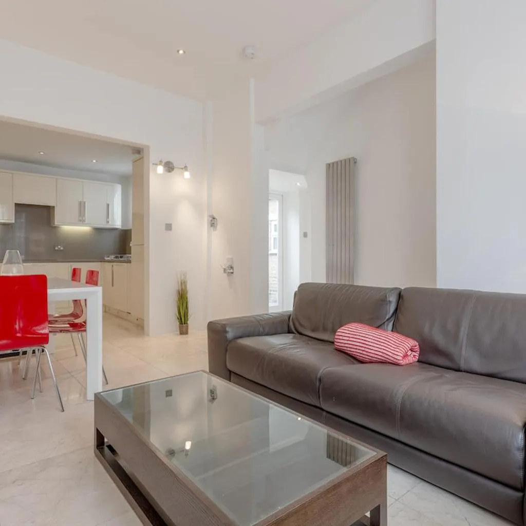 Photograph of Bright Modern Large 1 Bed Flat in Battersea Clapham Junction