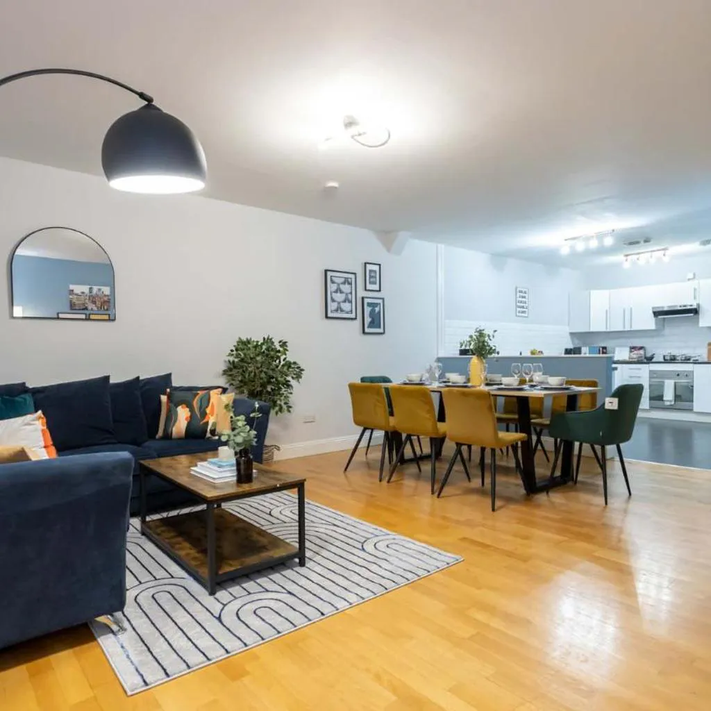 Photograph of 3 Bed Canal St Flat Sleeps 9 City Centre