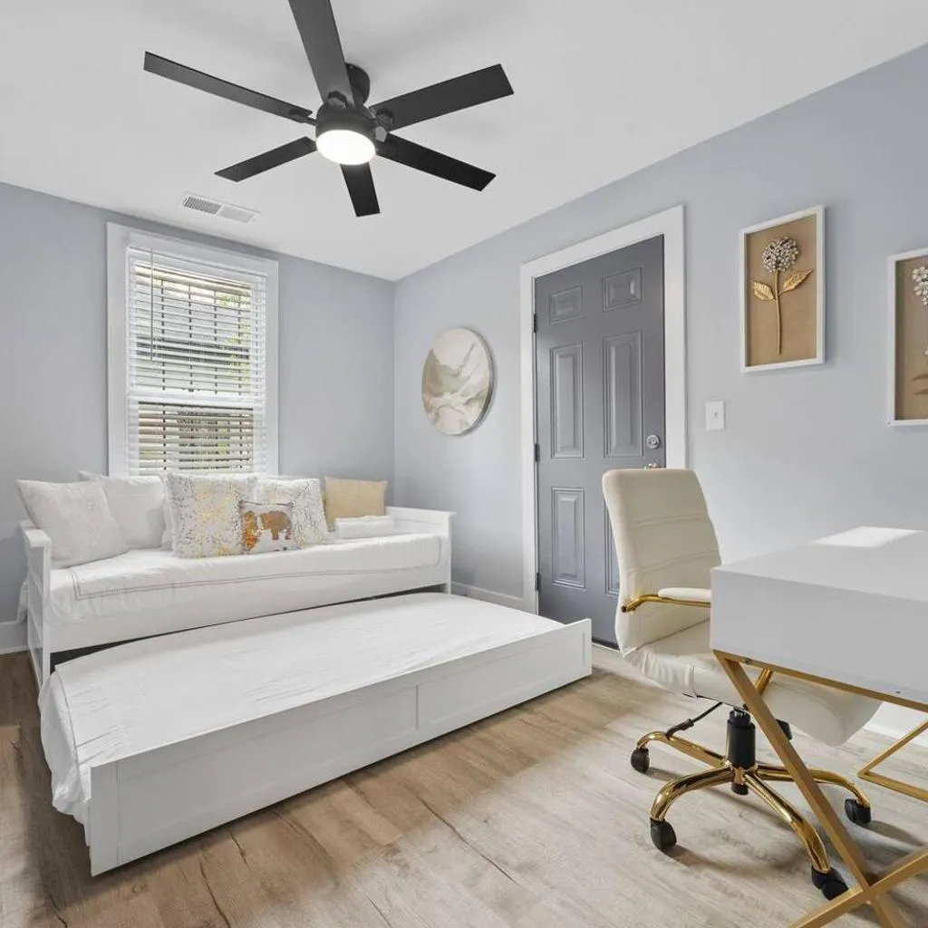 Photograph of BeltLine & Lee+White | Near Stadium Duplex