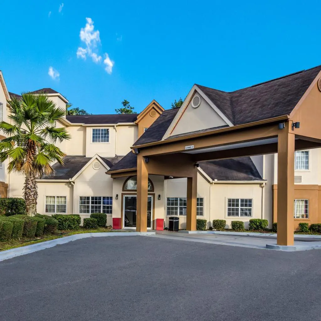 Photograph of Red Roof Inn PLUS+ & Suites Savannah – I-95
