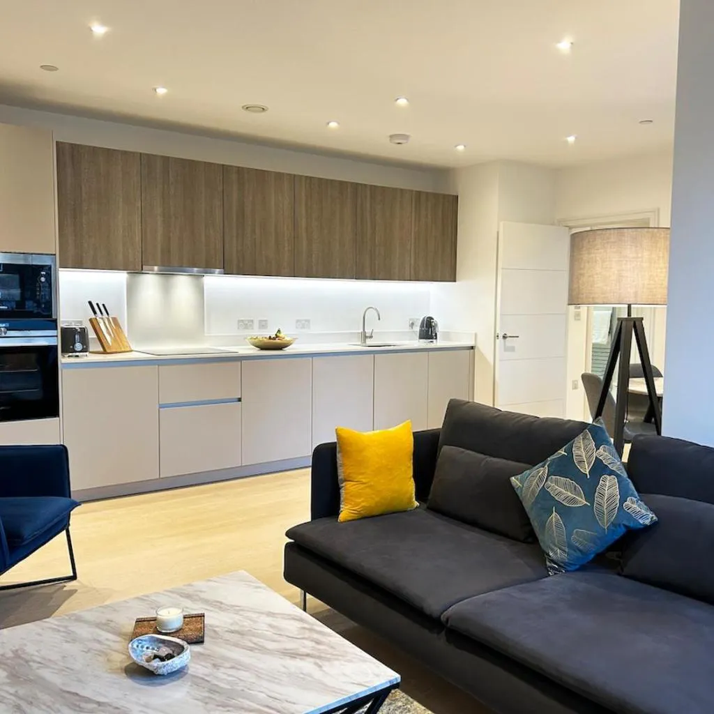 Photograph of Beautiful bright flat with balcony courtyard & gym