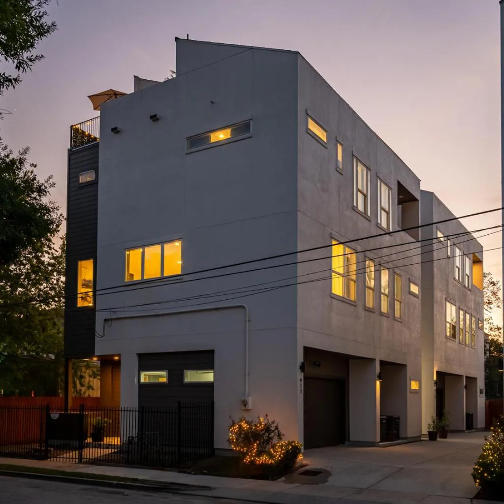 Photograph of 3 Luxe Homes 12BR Groups & Family Sleeps 30