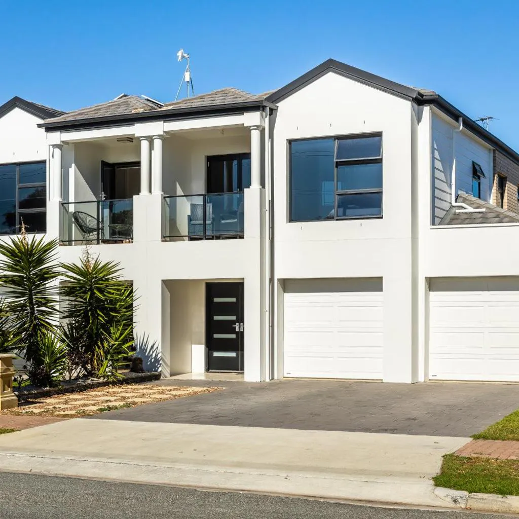Photograph of Swainson on 1 Lexington - 200m to Beach!