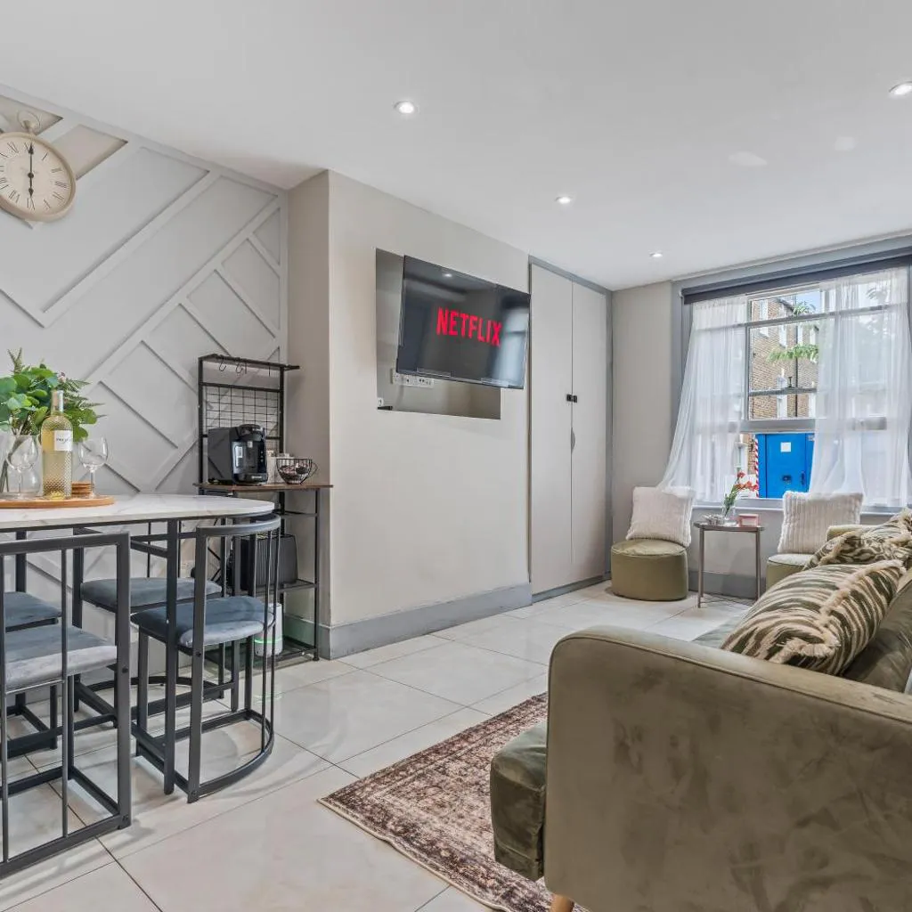 Photograph of Stylish 3 Bed Town House in Holland Park - Central London - Free WiFI
