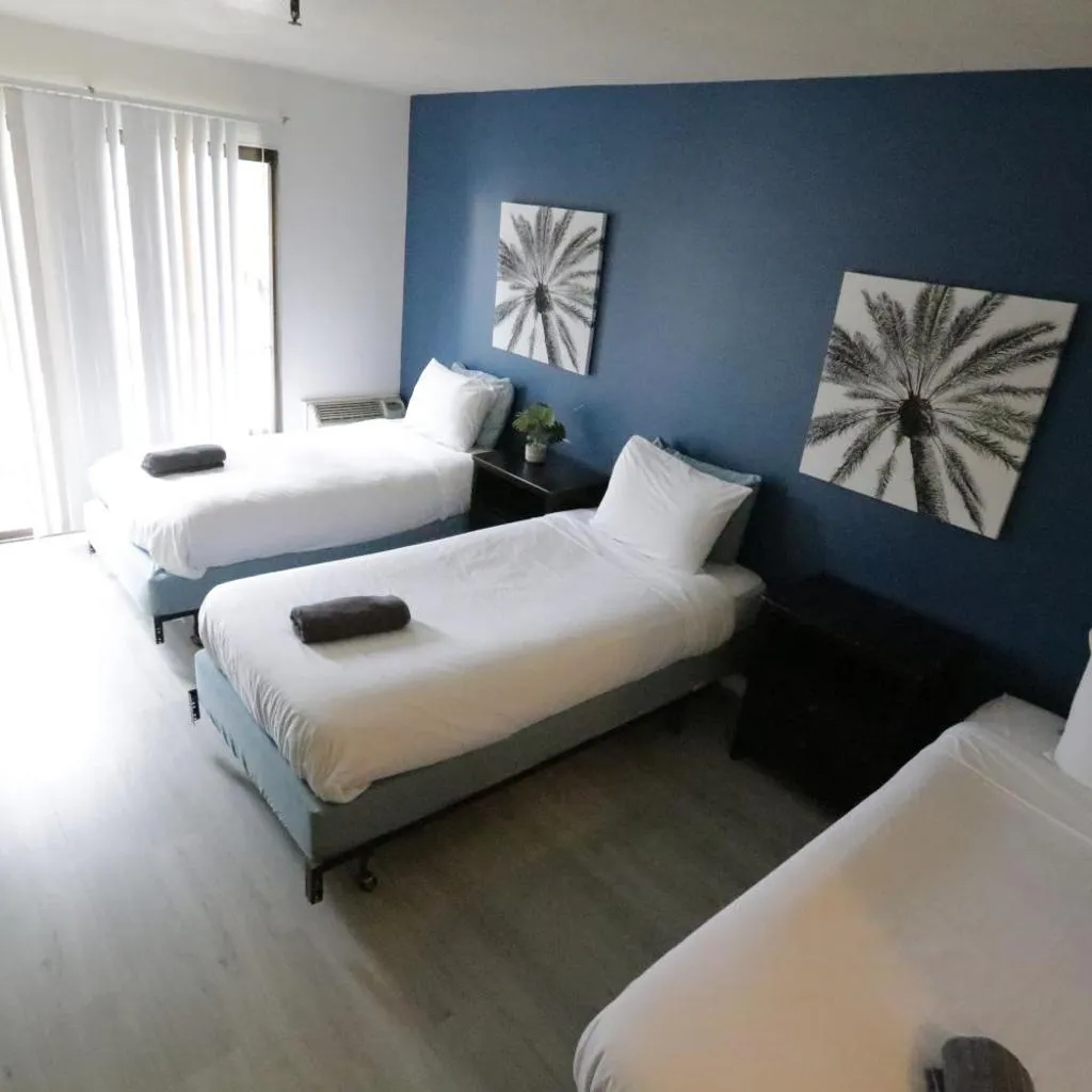 Photograph of 3 beds Apart in Beverly Hills
