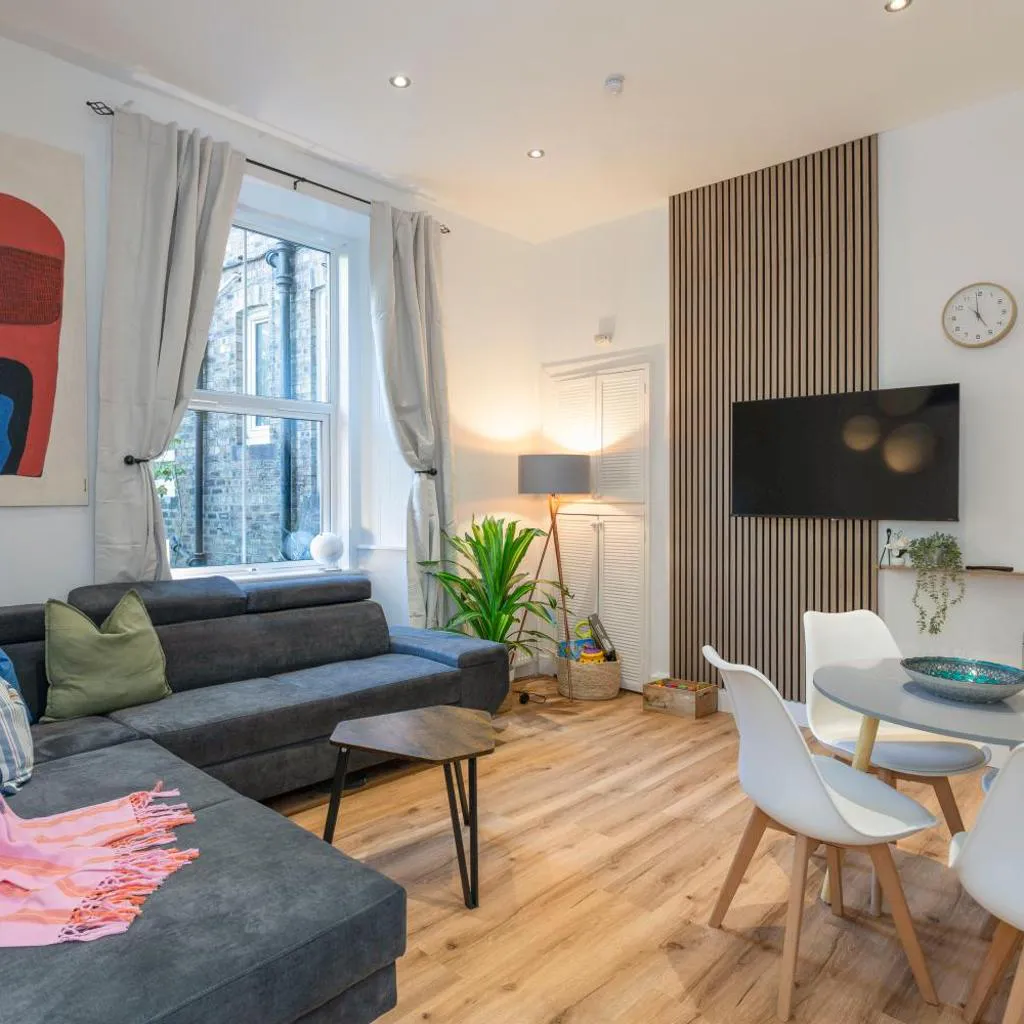 Photograph of Modern 2 Bedroom Flat in Bonnington Sleeps 6