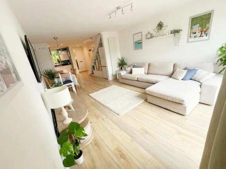 Photograph of 3 Bed Flat Battersea Square with Balcony & Parking
