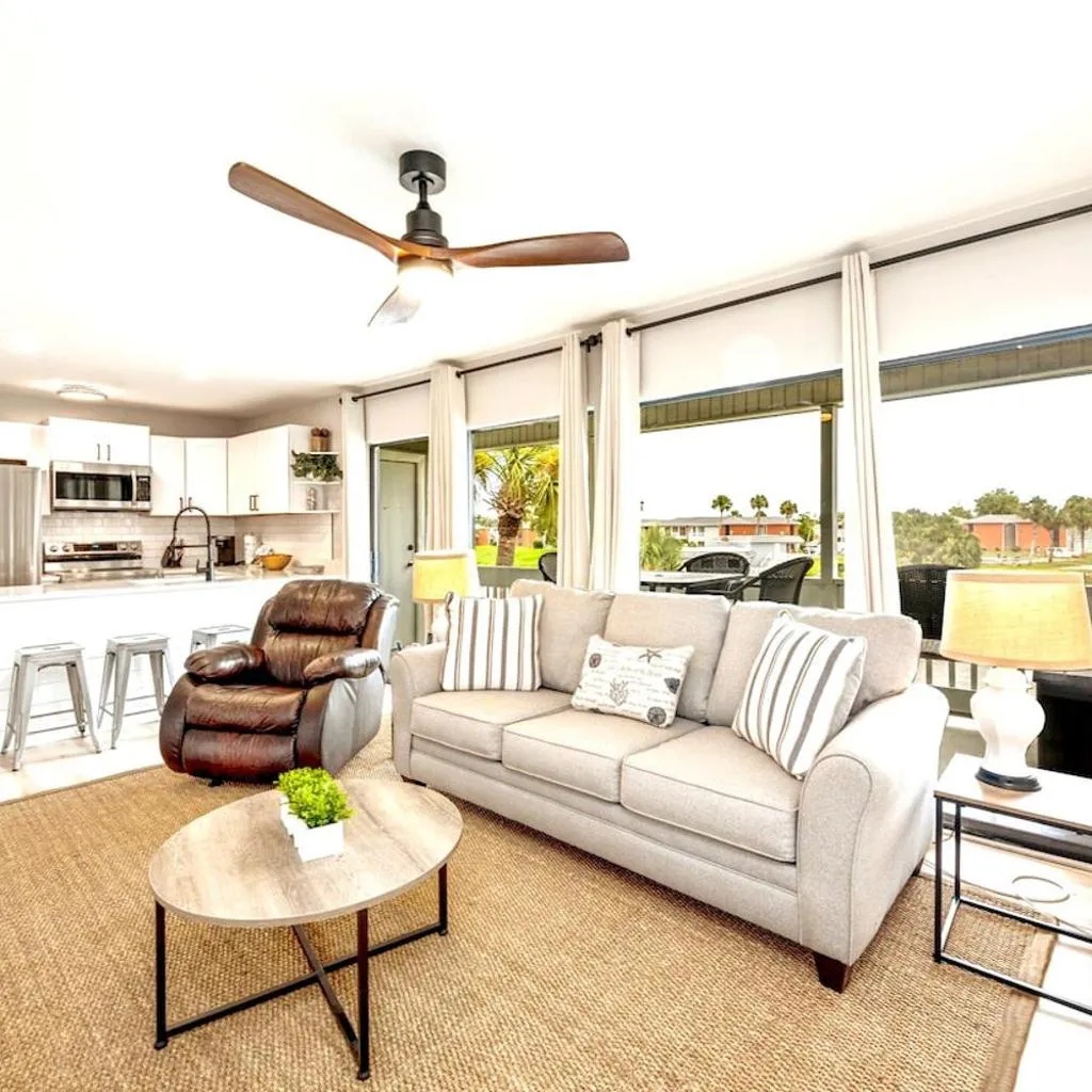 Photograph of So Fire So Good 3 Comm Pools LakeView Fireplace