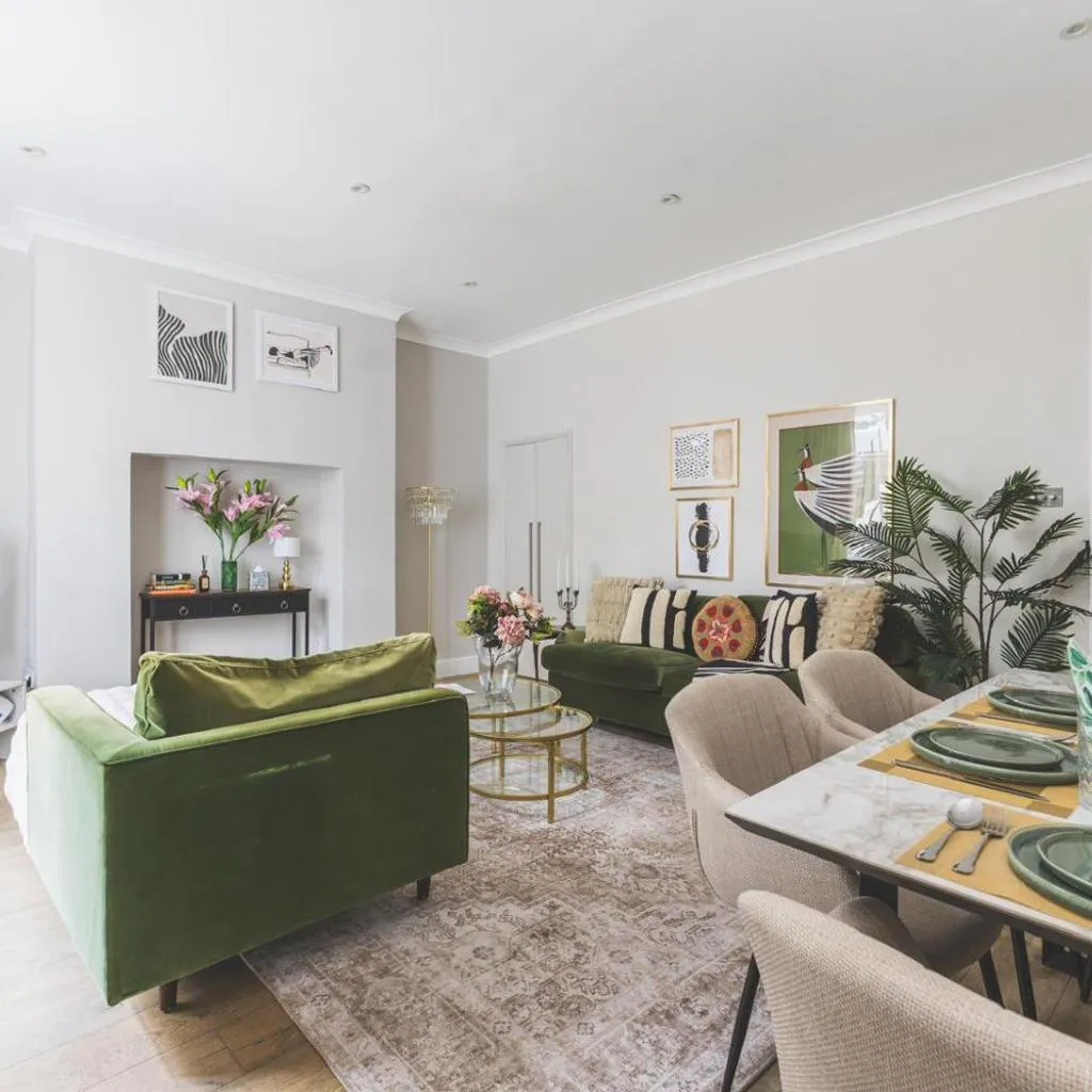 Photograph of Kensington Gardens Sq, Private Entry & Patio, 2 BD