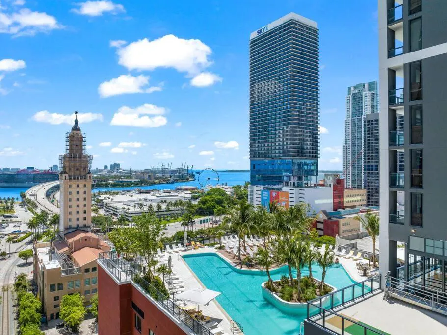 Photograph of PH 5107 Gale Luxury 1BR with Sea - Downtown Views
