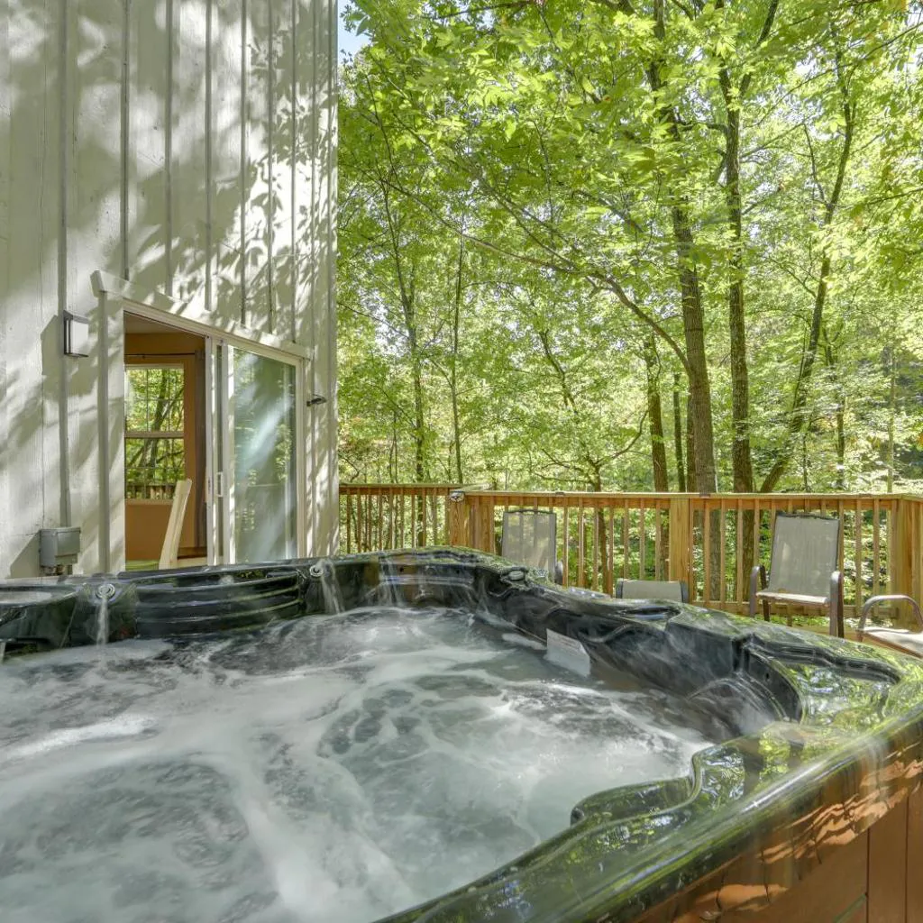 Photograph of Cobbly Nob Golf Retreat: Hot Tub, Arcade Game Room