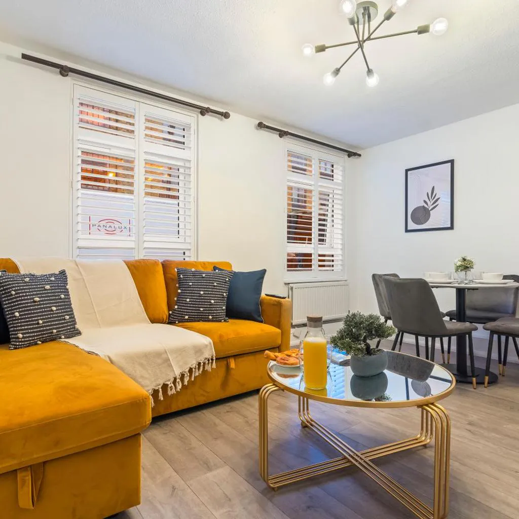 Photograph of Fulham Serviced Apartment, Sleeps 6 WIFI Parking