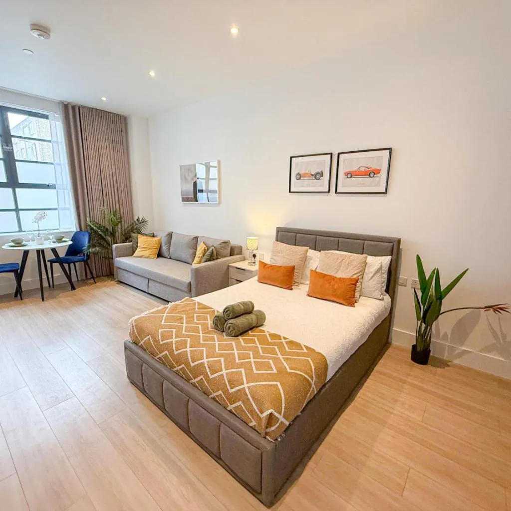 Photograph of 3-BDR with Balcony and 7 AC Studio Apartments in Marylebone near Regents Park & Baker St by Staylio London