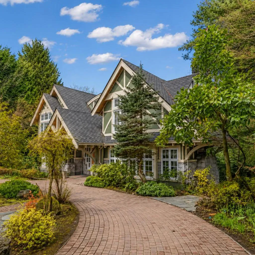 Photograph of Luxury 7BR 8BA West Side Villa with Garden & Pond 5 Min to Downtown