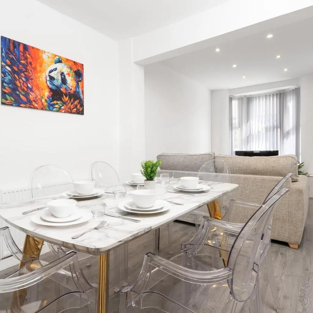Photograph of Beautiful House - Free Parking - 5 mins to centre
