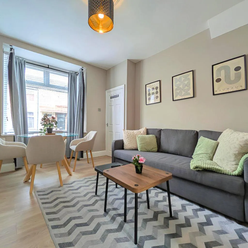 Photograph of Lovely 2-Bed Near City Centre & Anfield Parking
