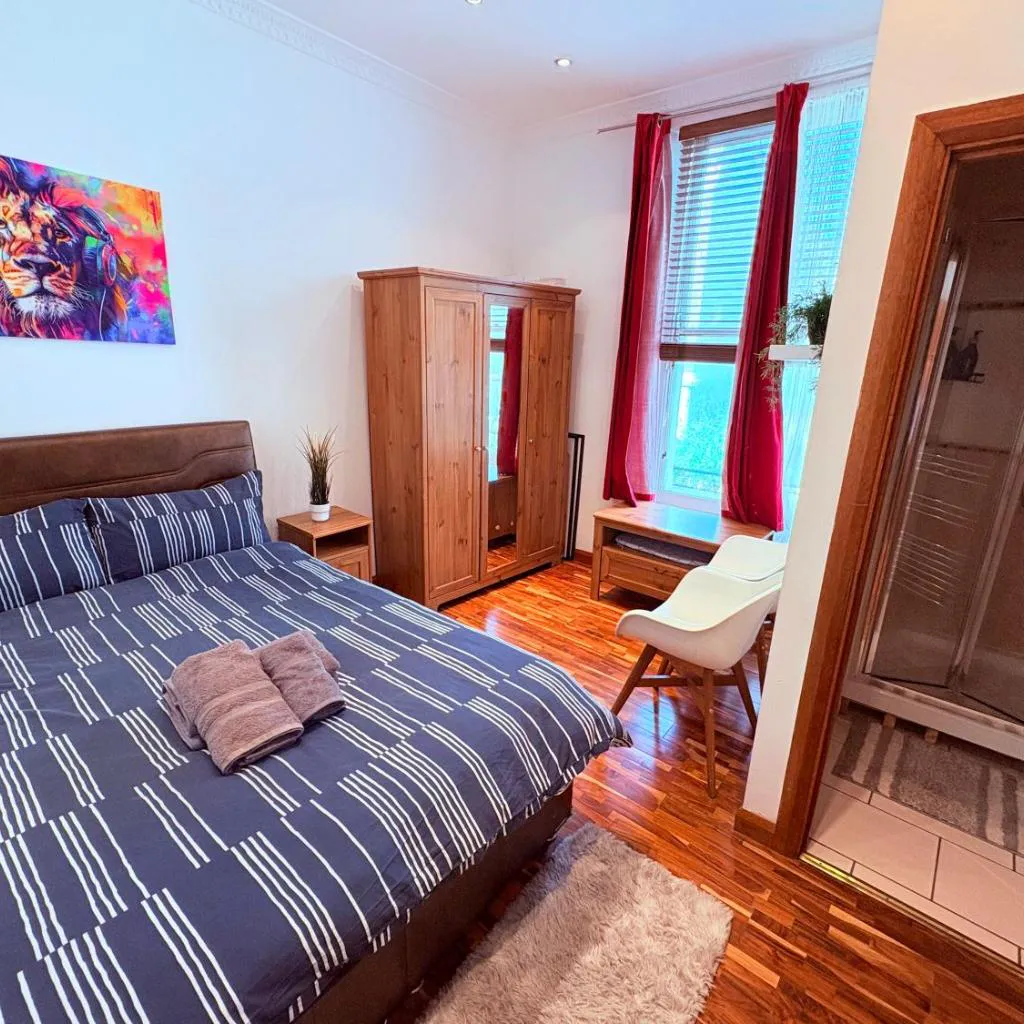 Photograph of Superb affordable and very well located 3 bed flat for 6 people in Chelsea Zone 1