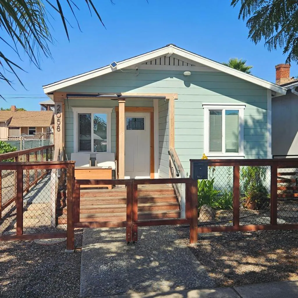 Photograph of Modern Charming Steps From Downtown Family Friendly Gated Private Driveway Parking Conventions,Petco Park,Rady Shell, Gaslamp, Beaches, Zoo,Balboa Park