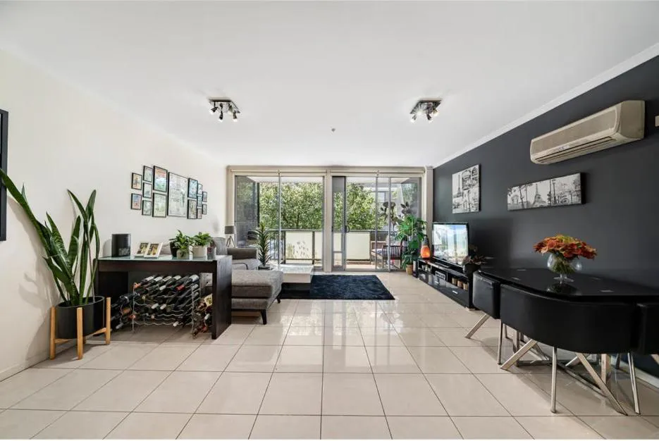 Photograph of Light-filled, spacious apartment with free parking