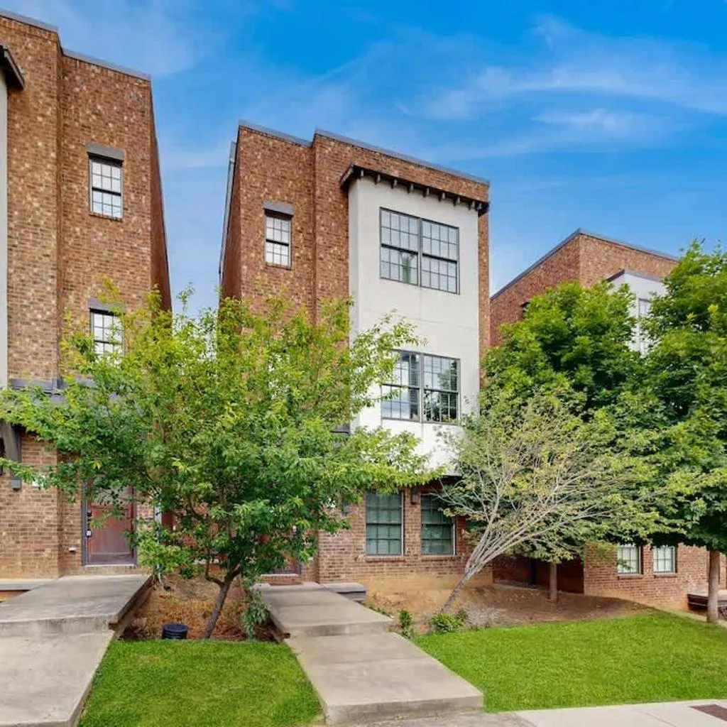 Photograph of Brick Manor Unit A