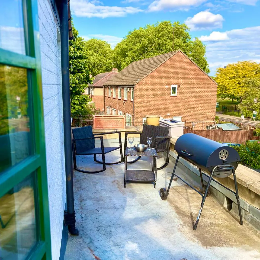 Photograph of Spacious Sunny House with Roof Terrace - London E5