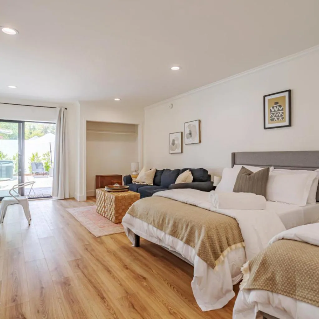 Photograph of Elegant Guest unit Universal sleeps 6 hot tub