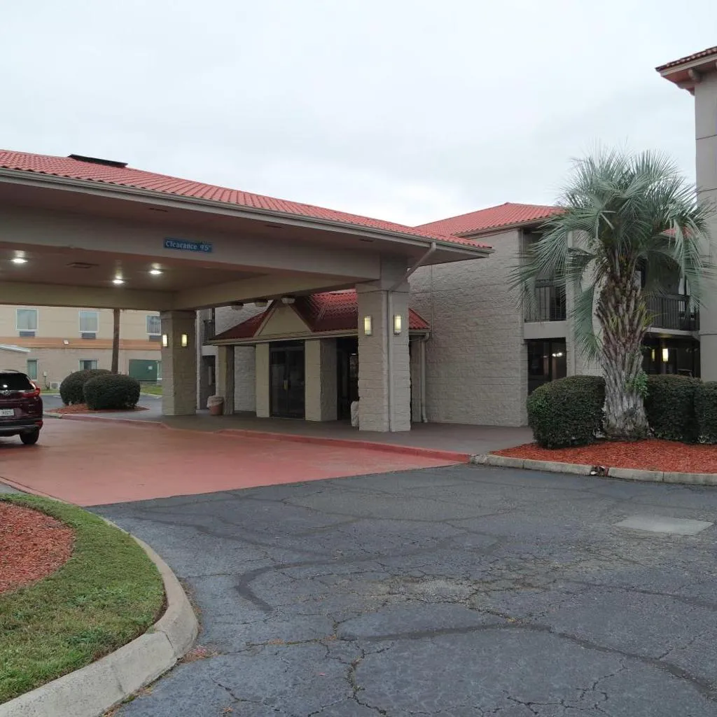 Photograph of Super 8 by Wyndham Savannah