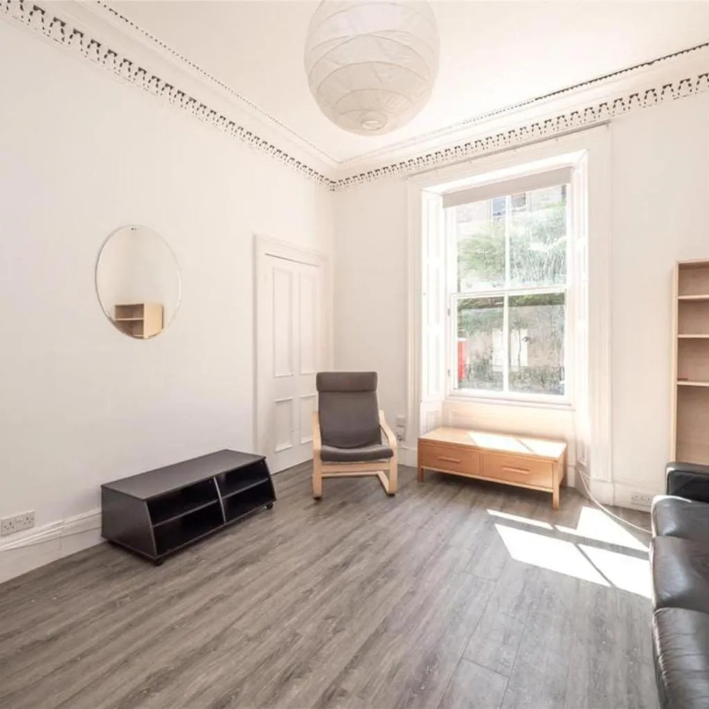 Photograph of Spacious city center main door 3 bedrooms flat