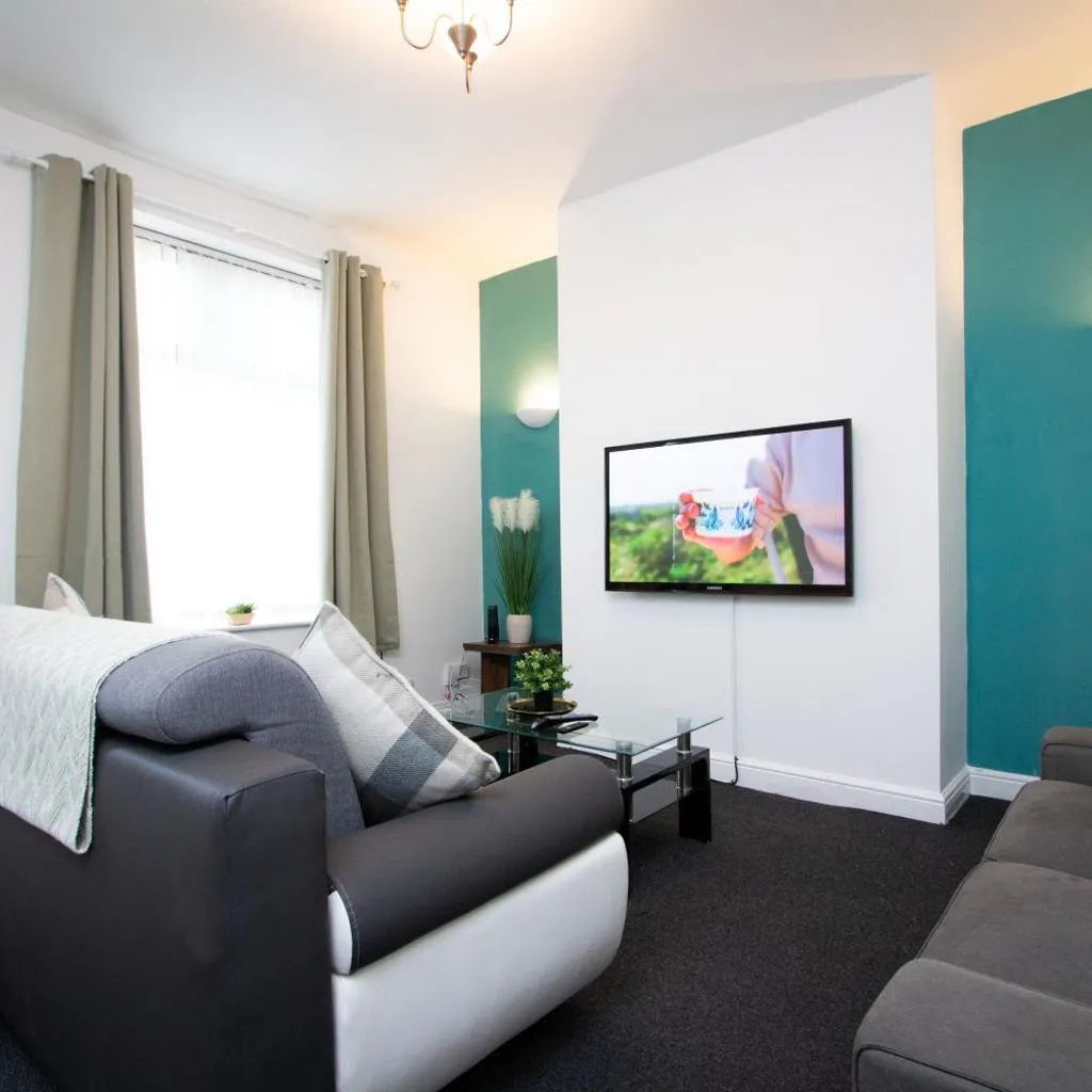 Photograph of Spacious 2BR in Chadderton Near Manchester