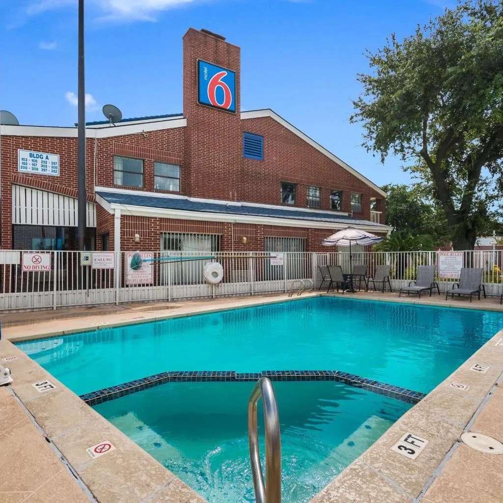 Photograph of Motel 6-Houston, TX - Brookhollow