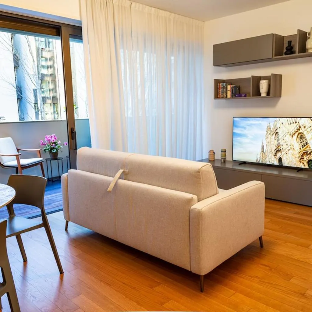 Photograph of One-bedroom Apartment Unit G with Park View