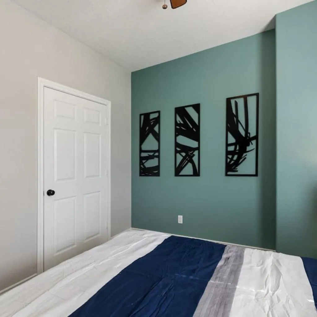 Photograph of Modern 3 Bedroom with 85 Inch TV