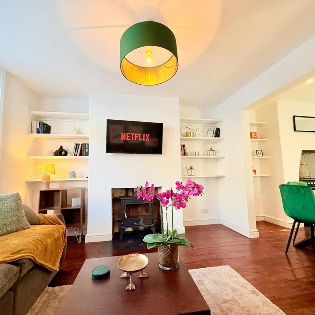 Photograph of Lorne House-Near Centre-Free Parking-Sleeps 8