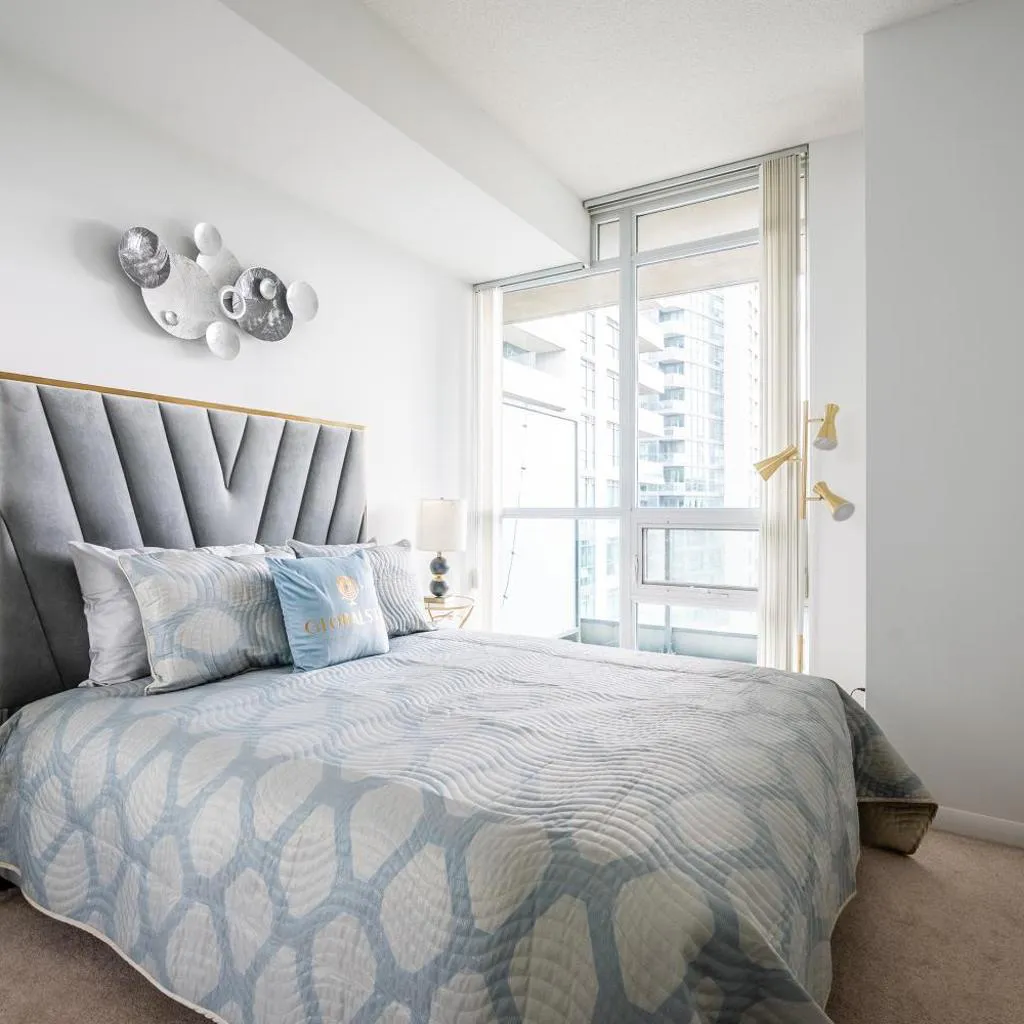 Photograph of Bright 1 Bedroom & Den Condo Downtown Toronto