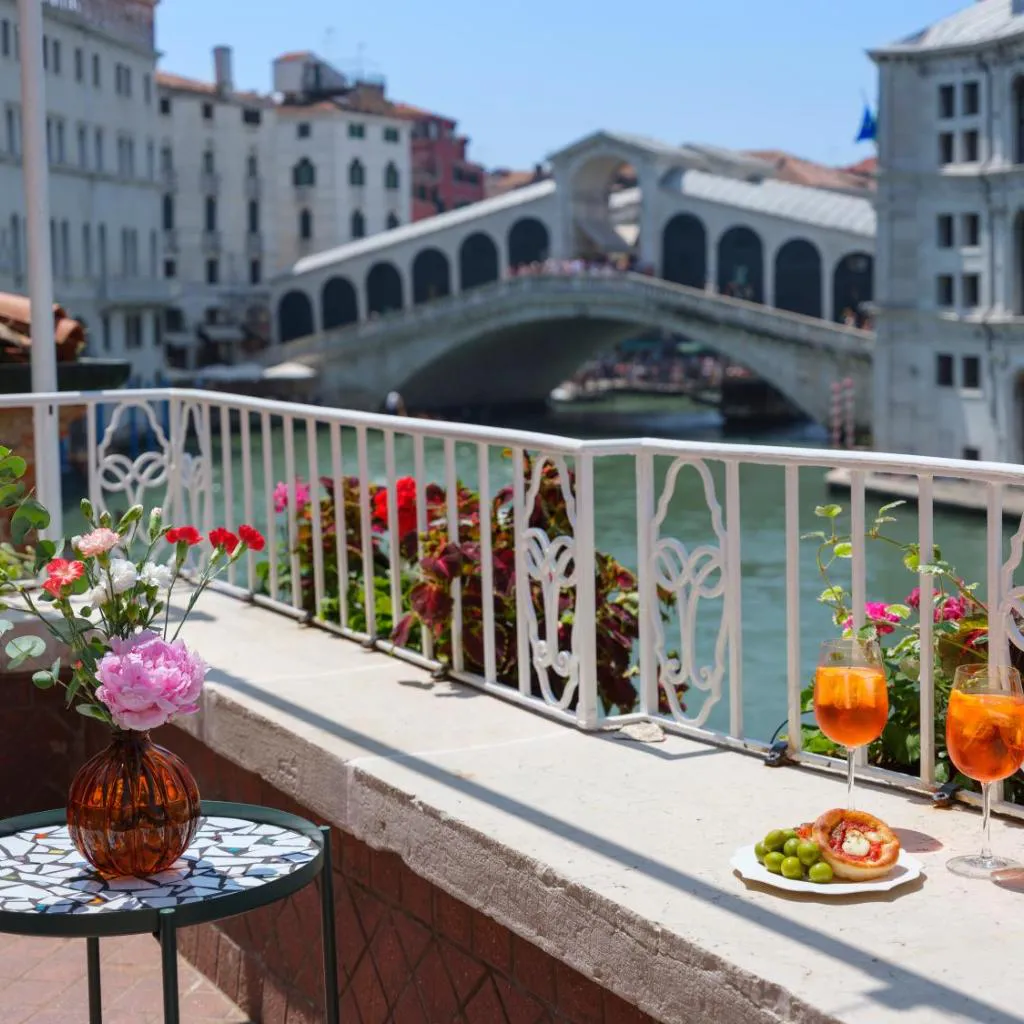 Photograph of Ca Dadda terrace at Rialto Bridge -historic residence equipped with all comforts